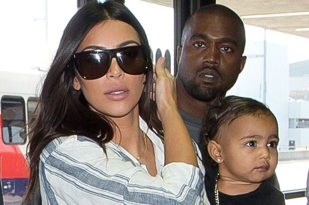 Las extravagancias de los famosos - Kim-Kardashian-Kanye-West-and-daughter-North-Mirror