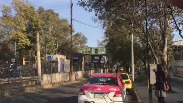 Desalojan estación del Tren Ligero por riña entre estudiantes