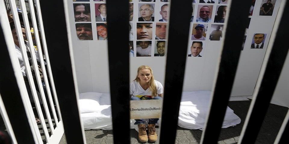 Se encarcela esposa de Leopoldo López como protesta