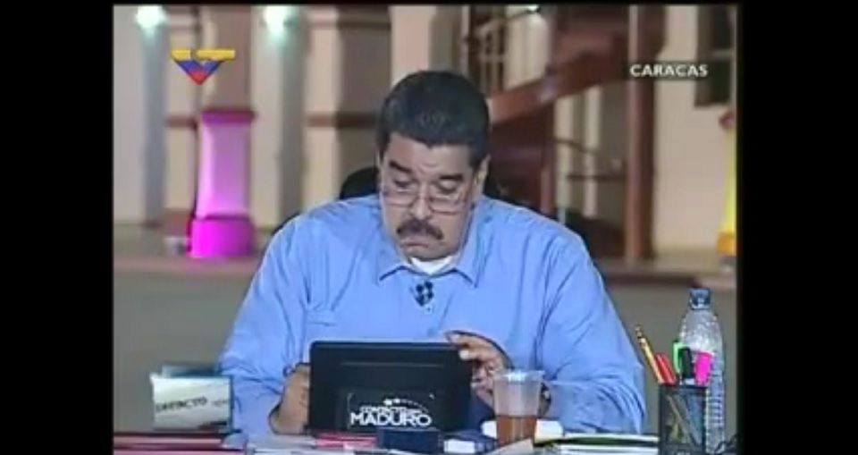 Video: Maduro lee al aire tuit donde lo insultan
