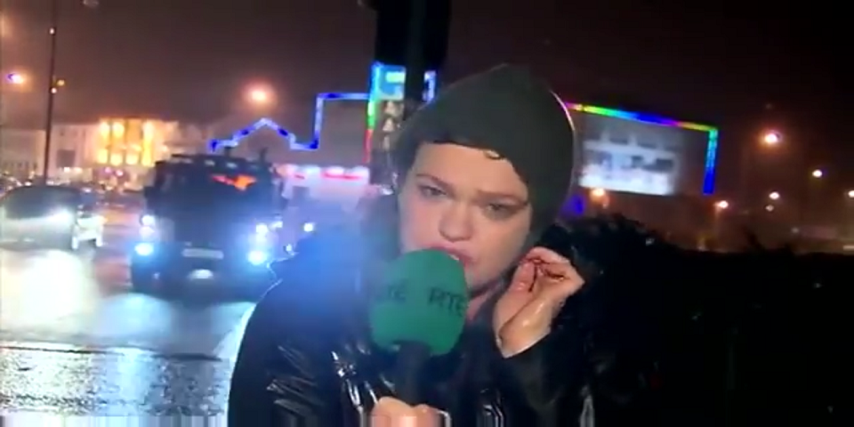 Video: periodista sufre por las lluvias en Reino Unido