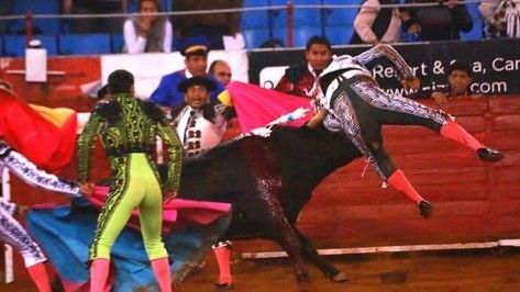 Dramática cornada en la Plaza México