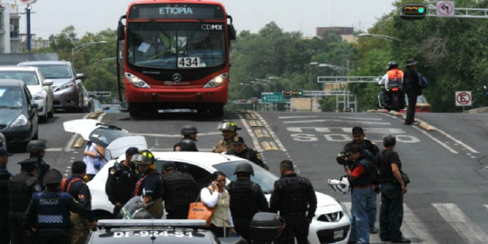 Choca Metrobús de la Línea 2 dejando tres personas heridas