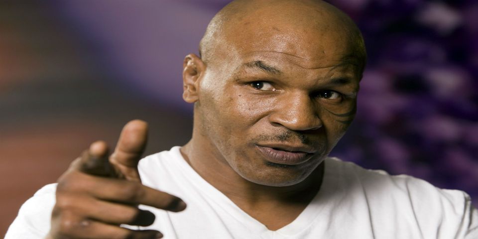 Video: Mike Tyson se cae al usar un hoverboard Video: Mike Tyson se cae al usar un hoverboard