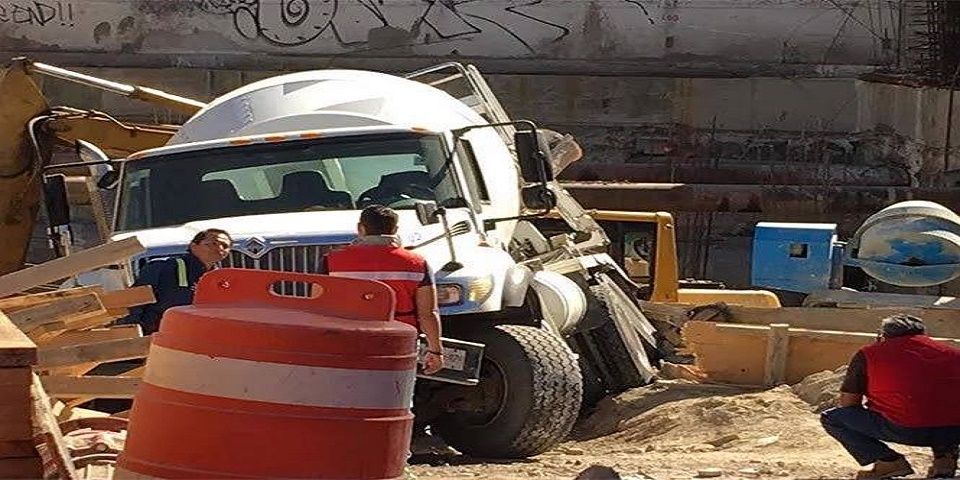 Cae mezcladora de cemento a construcción en la Narvarte