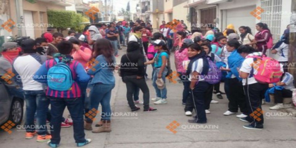Normalistas toman oficinas de la Secretaría de Educación de Guerrero