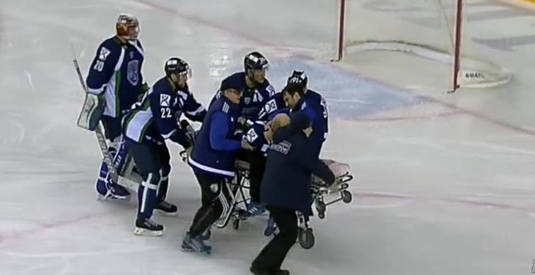 Jugador de hockey sufre cortadura en el cuello