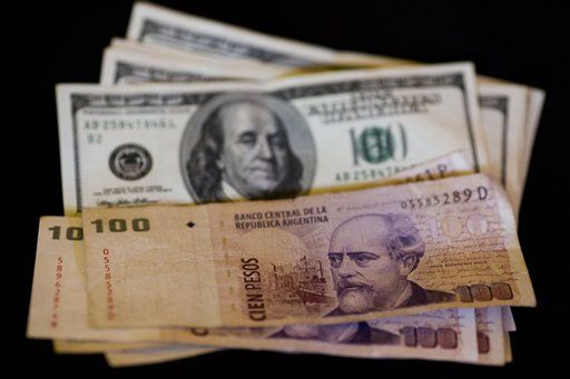 Peso argentino se devalúa 30 por ciento Peso argentino se devalúa 30 por ciento