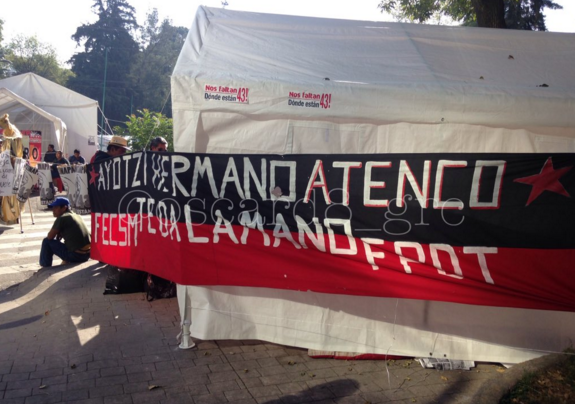 Galería: padres de normalistas retiran plantón de Reforma y Chivatito - Reforma-1