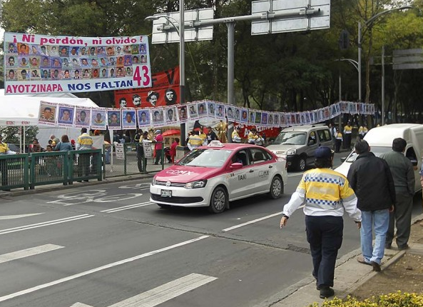 Galería: padres de normalistas retiran plantón de Reforma y Chivatito - Reforma-2