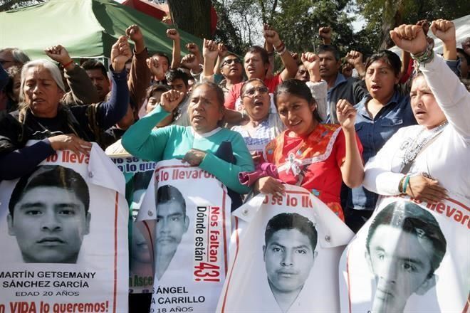 Galería: padres de normalistas retiran plantón de Reforma y Chivatito - Reforma_Planton