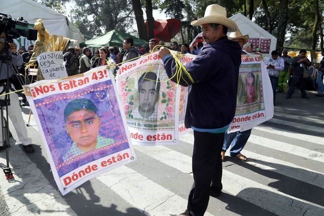 Galería: padres de normalistas retiran plantón de Reforma y Chivatito - Reforma_Planton2