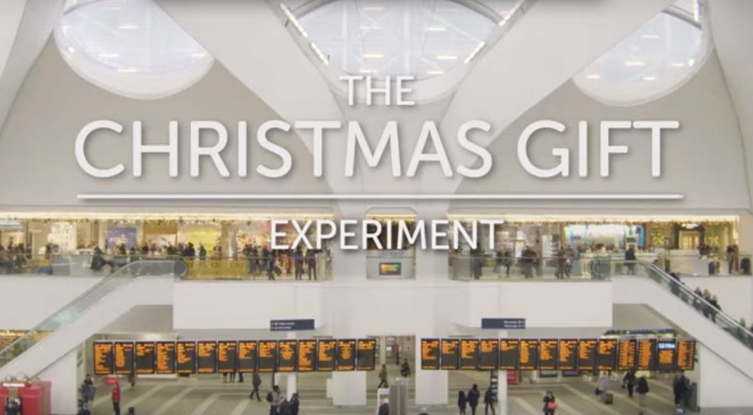 Video: regalan objetos a extraños en plaza de Birmingham