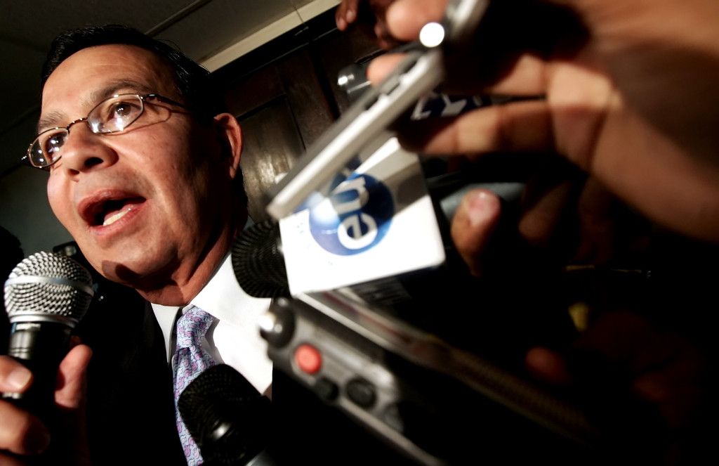 Expresidente de Honduras se entrega en Estados Unidos - SOP-AP-SPANI-SPANFILE_Cast-1-1024x663