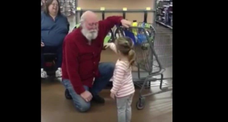 Video: niña se encuentra a Santa Claus en el centro comercial