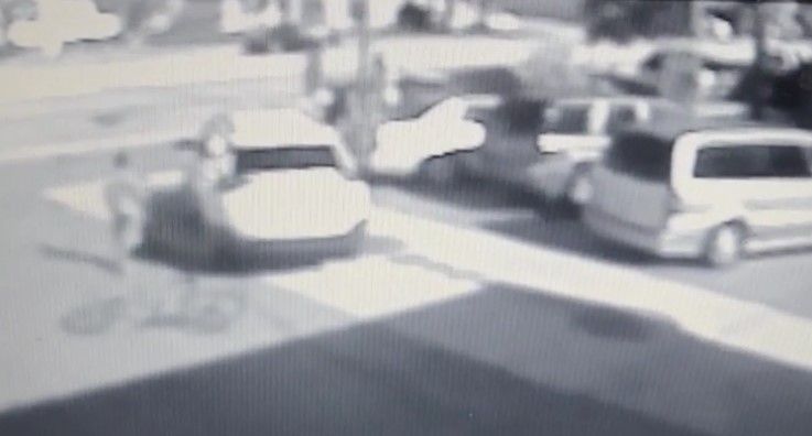 Niño roba automóvil a anciano en EE.UU.