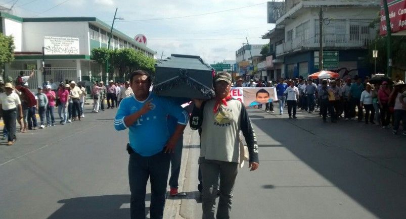 CNTE marcha con cuerpo del maestro que murió atropellado