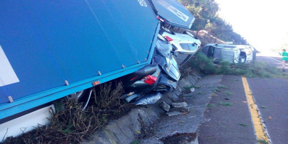 Tráiler vuelca en la Autopista Siglo XXI Tráiler vuelca en la Autopista Siglo XXI