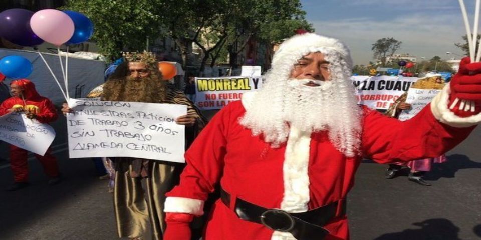Santa Claus y los Reyes Magos bloquean circulación en Puente de Alvarado