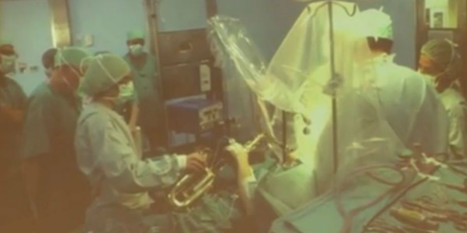Extirpan tumor a joven mientras toca el saxofón