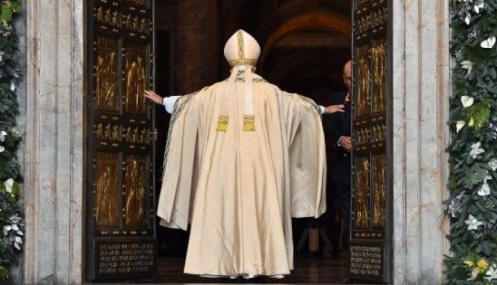 Papa Francisco abre la ‘puerta santa’, permaneció cerrada 15 años