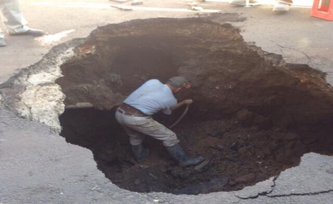 Camión de basura cae en socavón en la MH Camión de basura cae en socavón en la MH