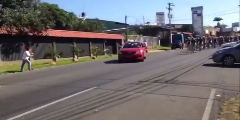 Taxista arrolla a pelotón en la Vuelta a Costa Rica