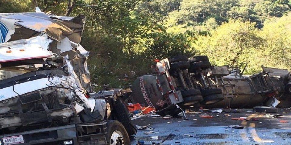 Volcadura de pipa cierra carretera Tepic-Puerto Vallarta