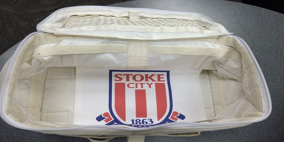 Astronauta lleva al espacio bandera de su equipo