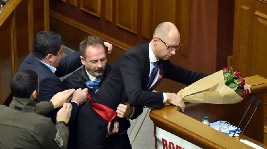 Video: quitan de atril a primer ministro de Ucrania