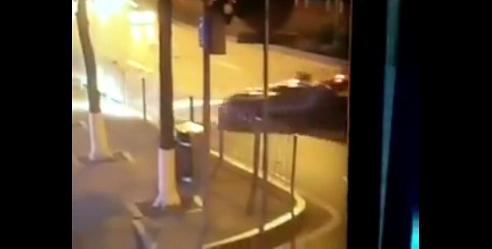 Video: auto de lujo queda inservible en segundos