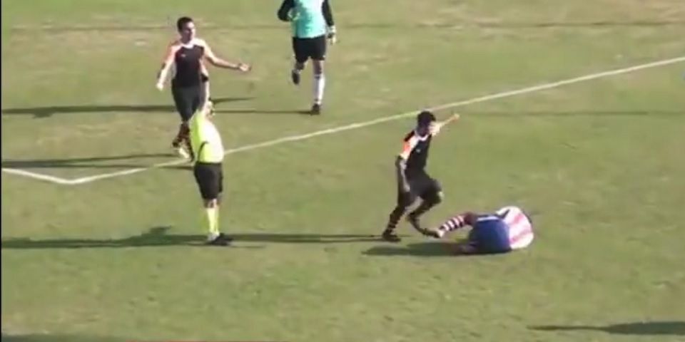 Video: jugador expulsado propina artera patada a rival