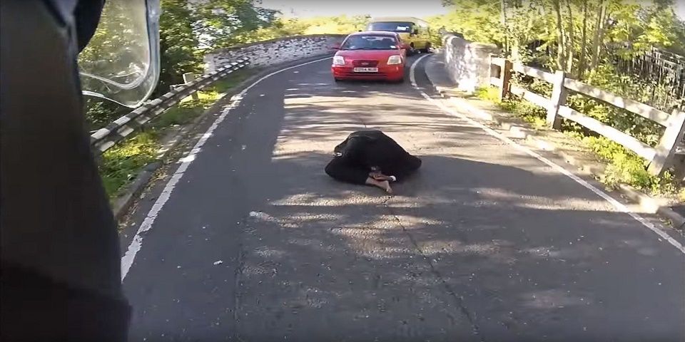 Video: motociclista le salva la vida a un suicida Video: motociclista le salva la vida a un suicida