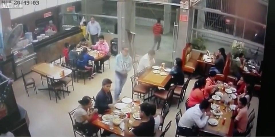 Video: entran a restaurante y matan a dos en Perú