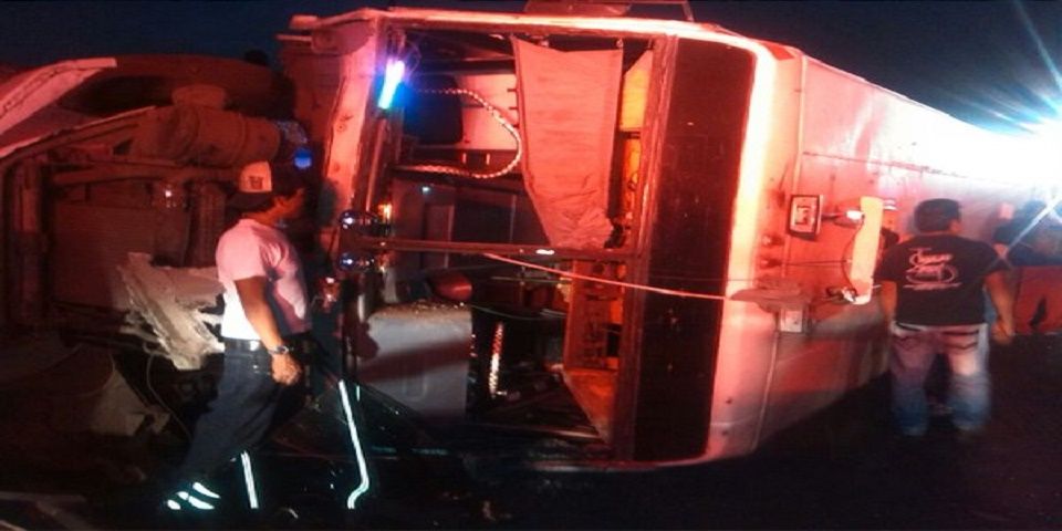 Volcadura de camión deja al menos 10 heridos en Neza