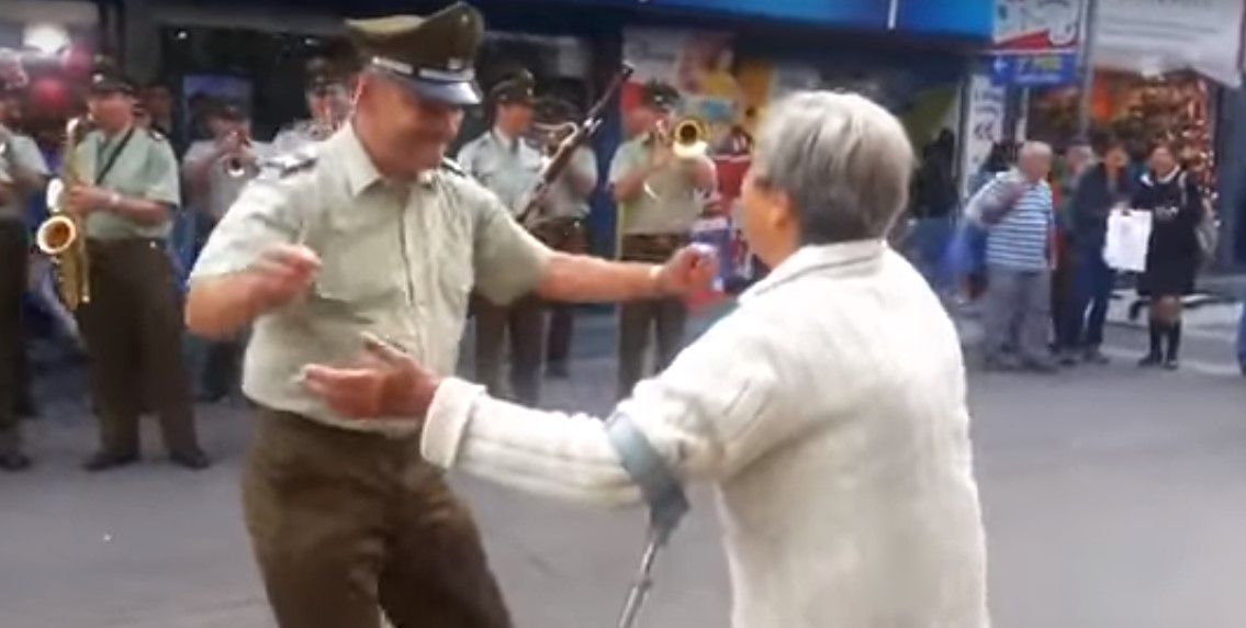 Video: mujer de la tercera edad baila con policías