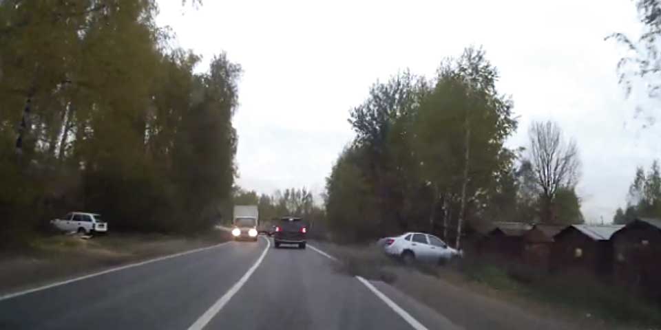 Video: auto se accidenta al rebasar por la derecha Video: auto se accidenta al rebasar por la derecha