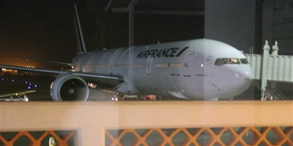 Detienen a expolicía por aterrizaje de emergencia de avión de Air France