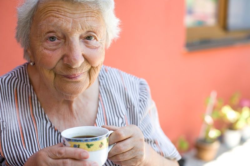 Recomiendan consumo moderado de café - anciana-bebiendo-cafe