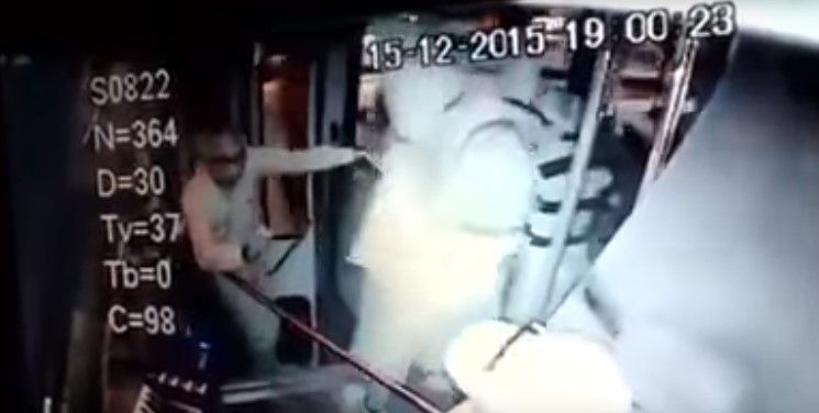 Video: chofer de transporte público patea a anciano