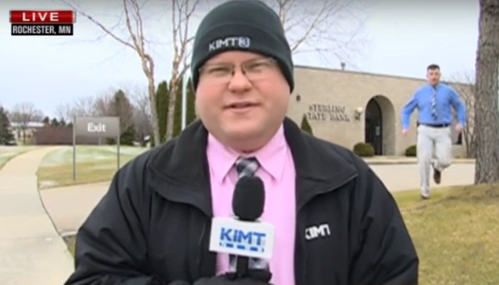 Video: asaltan banco durante enlace en vivo