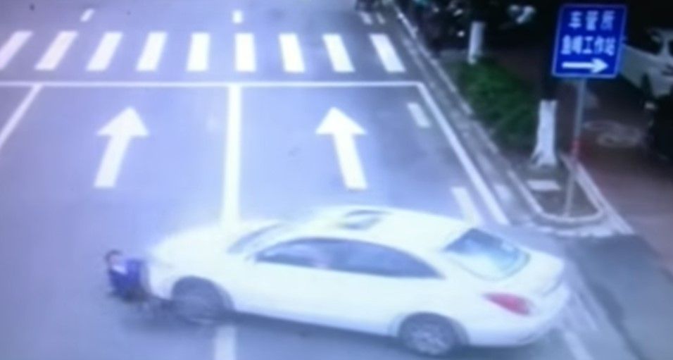 Video: ciclista queda debajo de auto tras ser arrollada