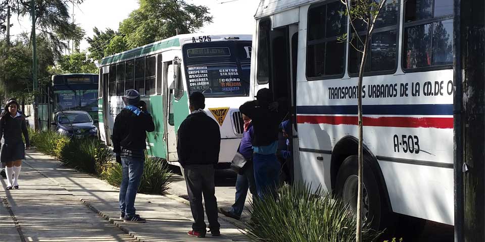 Normalistas toman autobuses en Oaxaca