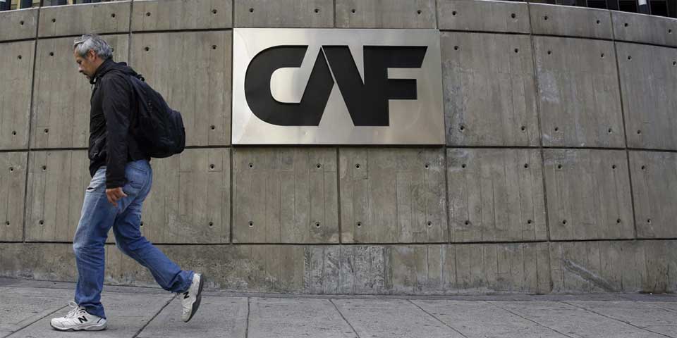 Explosión de artefacto daña banco en Caracas