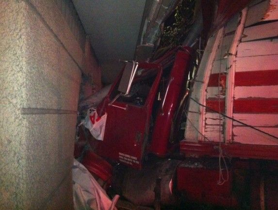 Camión choca contra edificio al sur de la CDMX - camion-choque-patriotismo-efrenarguelles1