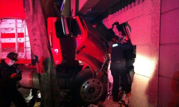 Camión choca contra edificio al sur de la CDMX Camión choca contra edificio al sur de la CDMX
