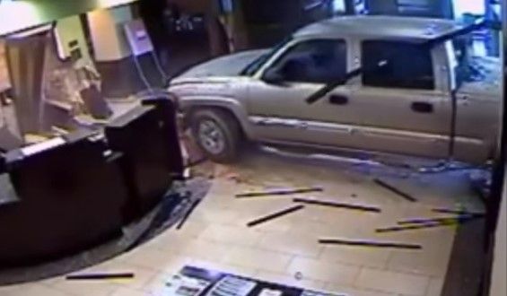 Video: cliente furioso destruye hotel con su camioneta