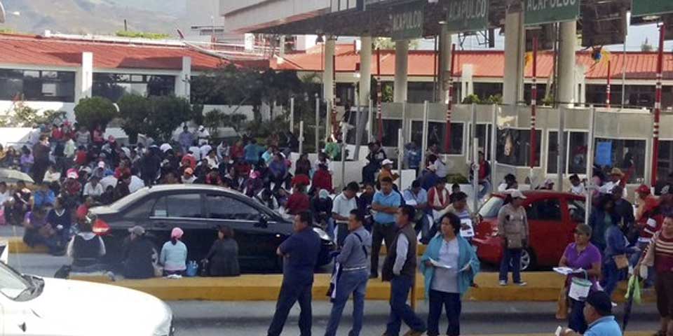 Maestros de la CETEG toman caseta en Autopista del Sol