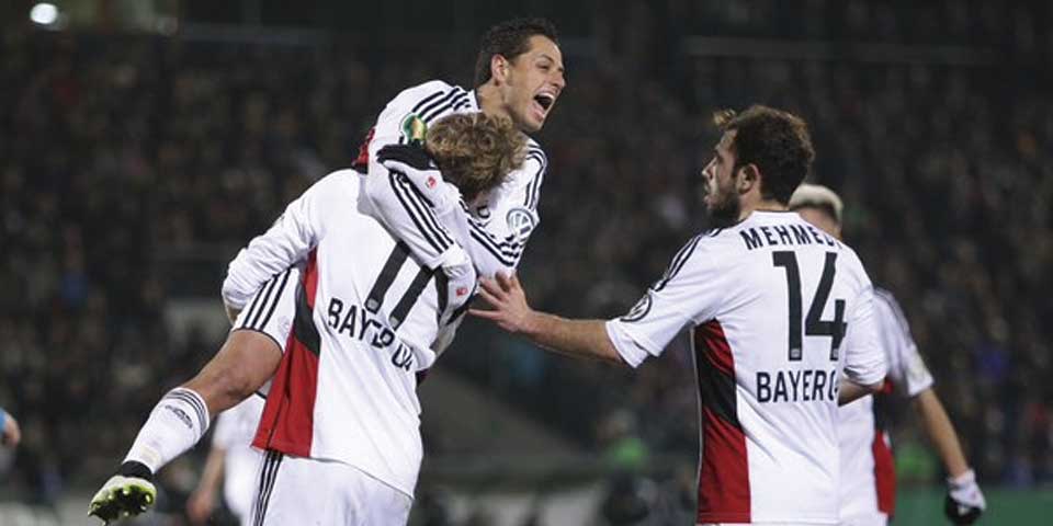 Chicharito anota y asiste en la Copa de Alemania