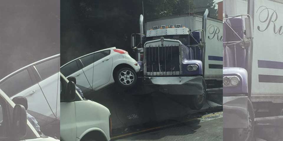 Choque en carretera México-Toluca provoca caos vial Choque en carretera México-Toluca provoca caos vial